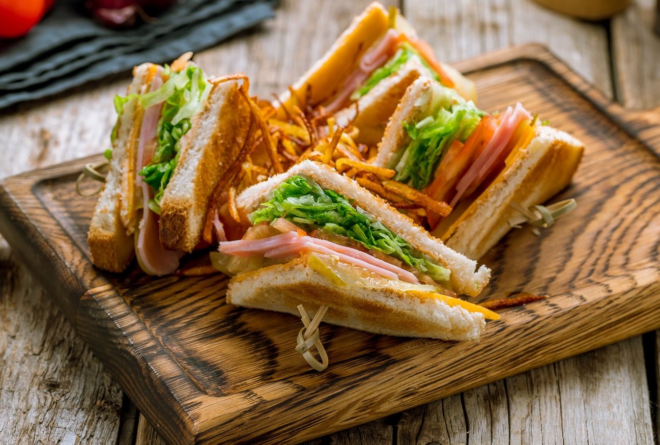 Bánh mì sandwich dăm bông trung bình có chứa khoảng 404 kcal  Bánh mì sandwich dăm bông trung bình có chứa khoảng 404 kcal